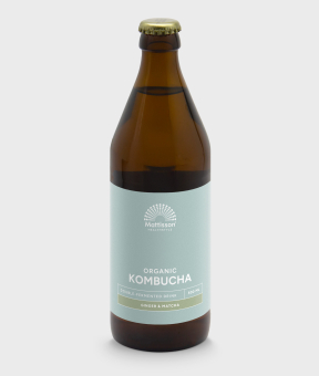 Biologische kombucha gember matcha, bruisende drank met gisting.