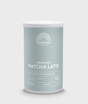 Biologische matcha latte met gember en Ceylon kaneel, energiegevende drankmix.